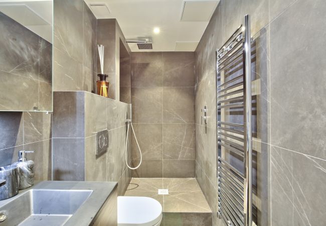 bathroom bathroom