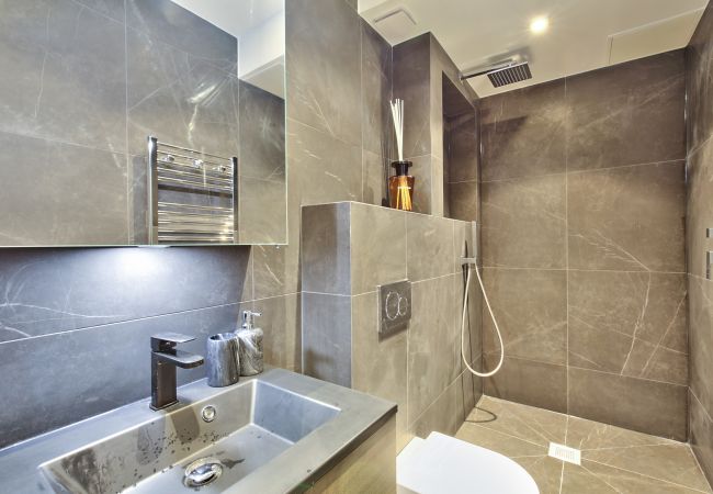 bathroom bathroom