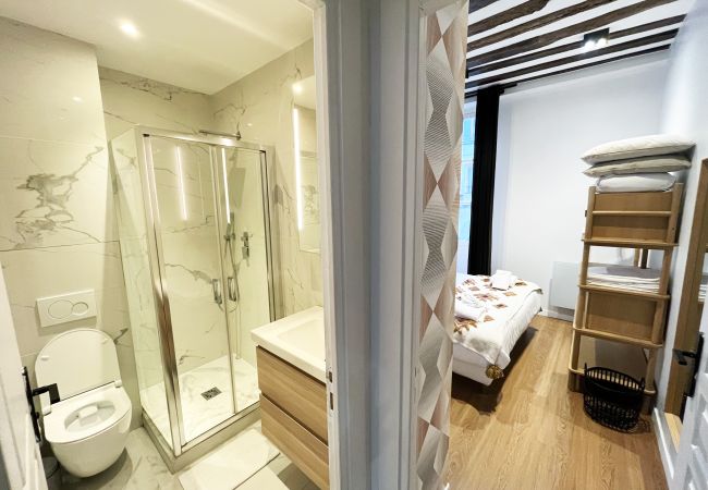 Apartment in Paris - Urban Flat 108 - Pretty 4 BDR Parisian Flat in Paris Apartment in Paris - Urban Flat 108 - Pretty 4 BDR Parisian Flat in Paris