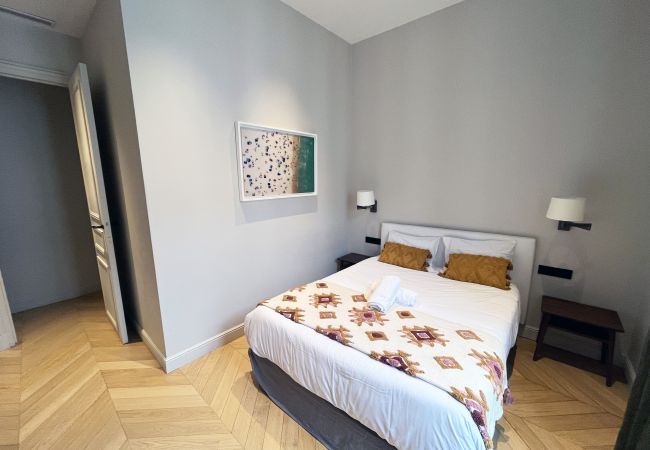 Apartment in Paris - Urban Flat 141 - Beautiful 3 BDR Flat near Champs-Elysees Apartment in Paris - Urban Flat 141 - Beautiful 3 BDR Flat near Champs-Elysees