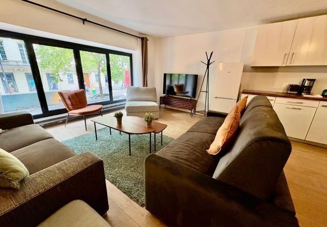 in Paris - Urban Flat 194 - Spacious 3 Bedroom Montmartre