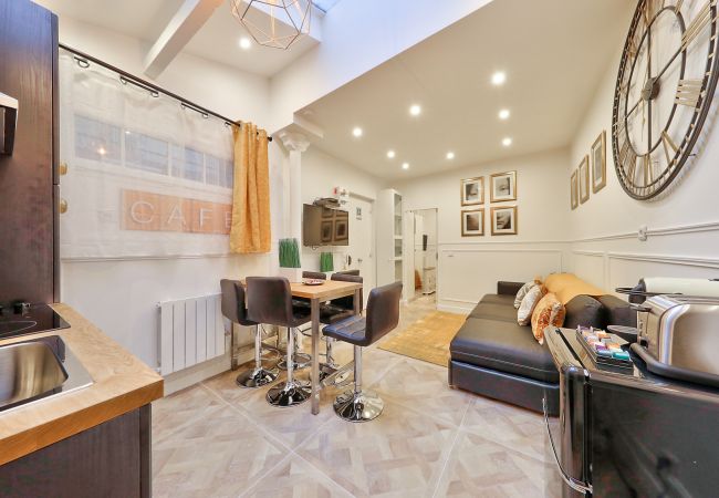 Appartement à Paris - 38 - Atelier Mona Lisa  Appartement à Paris - 38 - Atelier Mona Lisa