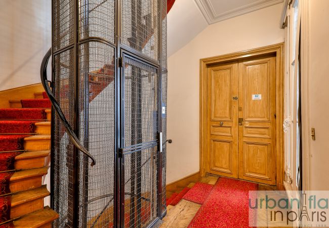 Appartement à Paris - Urban Flat 62 - Charming 3BDR in Triangle d'Or - only 100m from Champs-Elysees Appartement à Paris - Urban Flat 62 - Charming 3BDR in Triangle d'Or - only 100m from Champs-Elysees