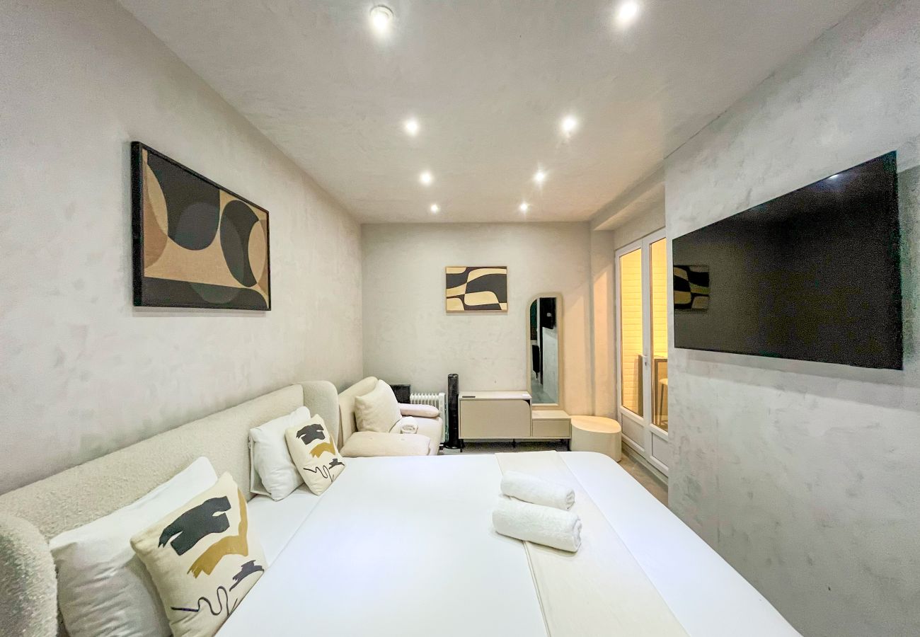 Studio à Paris - UrbanFlat 11 - Studio for 3 next to Champs-Elysees